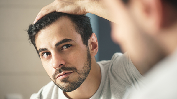 La caduta dei capelli negli uomini: dramma o fascino?