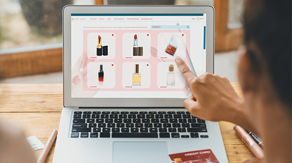 Beauty, e-commerce verso il sorpasso: l’online arriverà al 33% entro il 2030
