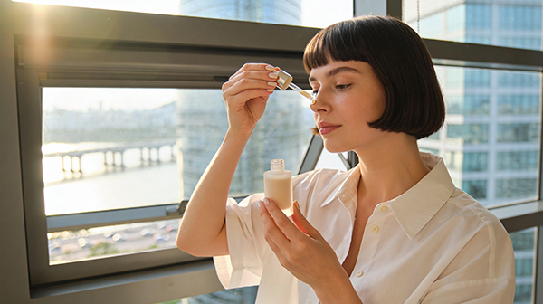 Solare colorato: il gesto intelligente che semplifica la beauty routine